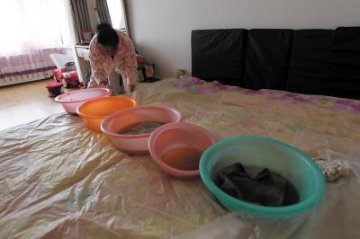 洪雅楼上漏水，住户失联，小区没物管，业主维权难！律师来支招……